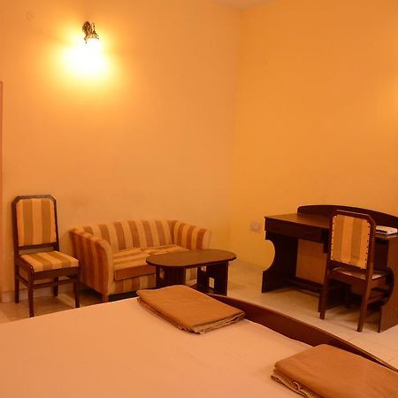 Hotel The Orient Канпур Екстериор снимка