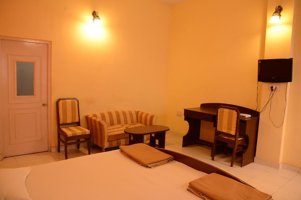 Hotel The Orient Канпур Екстериор снимка